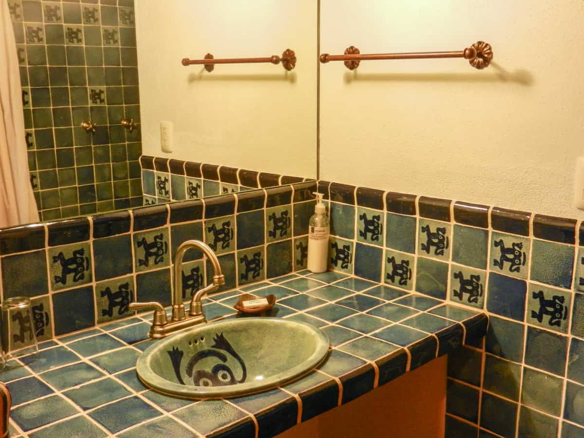 Hotel en Pátzcuaro Yolihuani Donaji baño lavabo espejo ducha