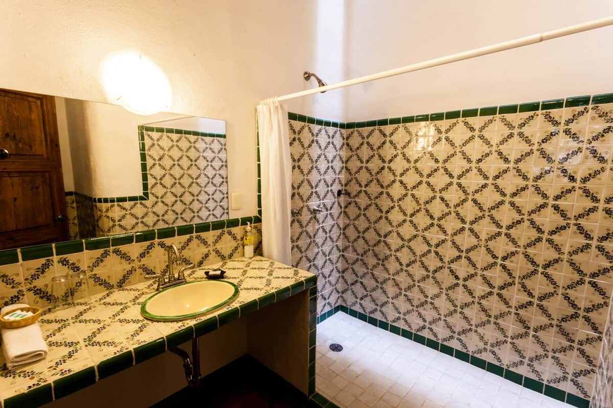 hotel en patzcuaro tsinarini baño ducha
