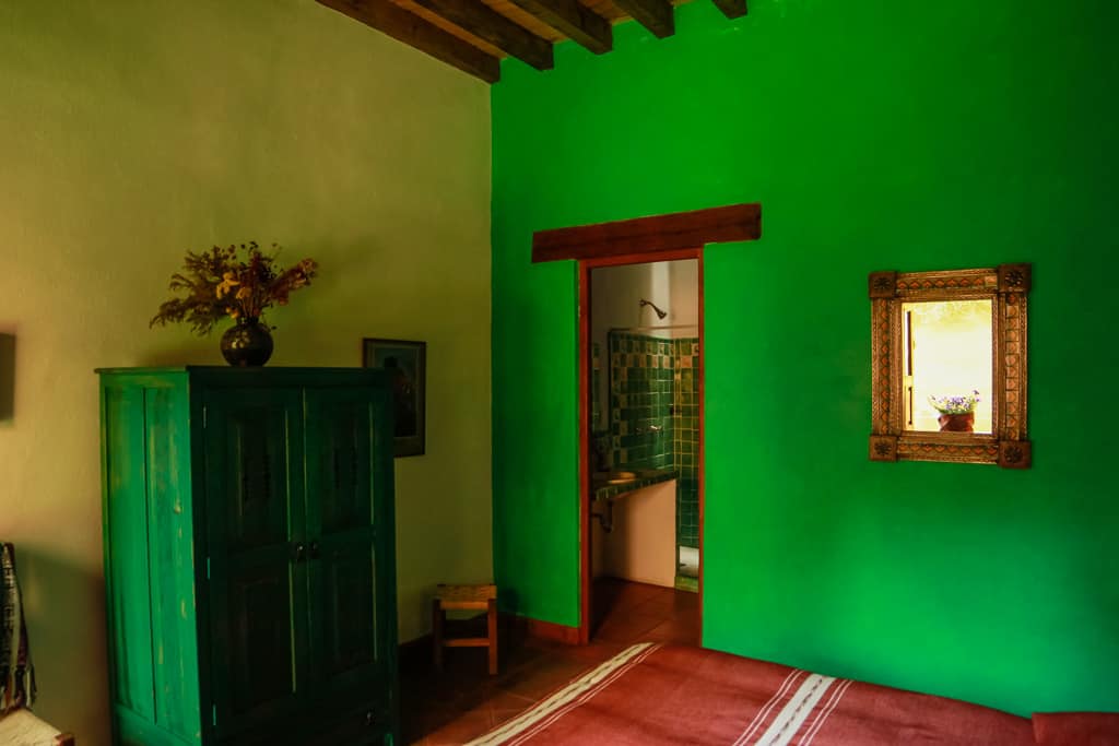 hotel en patzcuaro isawara pared verde