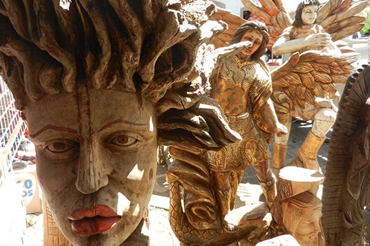 Circuitos artesanales Pátzcuaro figuras de madera tallada en troncos